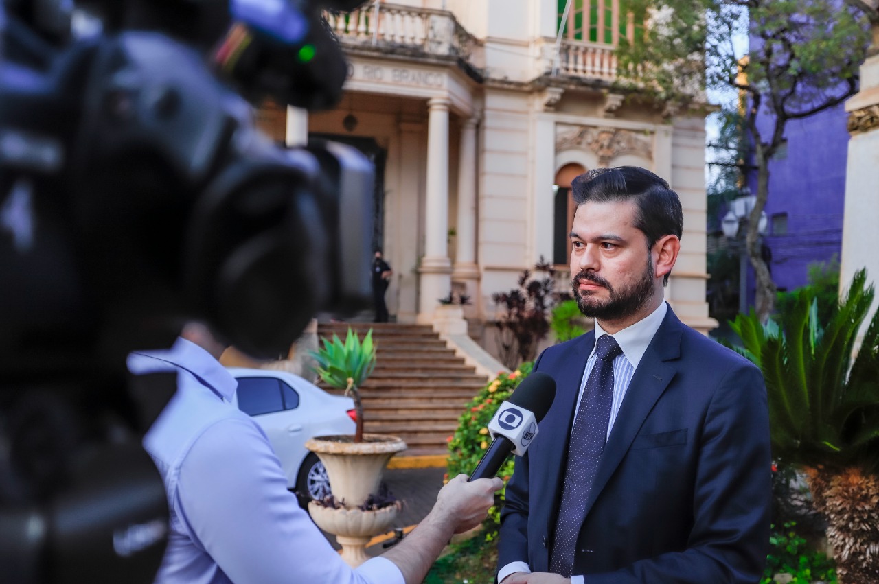Alessandro Hirata dando entrevista à televisão em frente ao Palácio Rio Branco